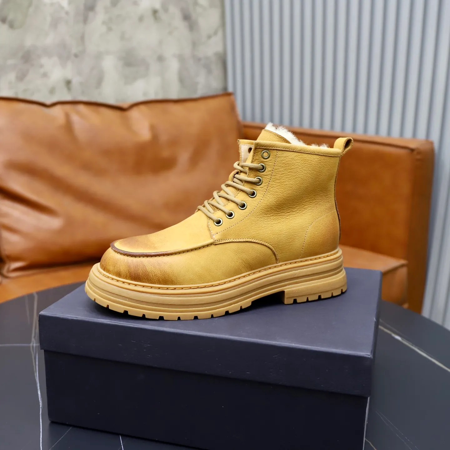 Ex-factory price: 680💰Thick wool imported from Australia Brand: UGG genuine purchasing agent Size: 38-44 (customized in 45) Grade: Official website 1:1 Material: First-layer genuine leather waterproof and antifreeze upper Real wool lining Original non-slip Soft wear-resistant outsole Style category: Men's casual shoes Trendy style Comfortable on the feet Color: Official website color synchronization
